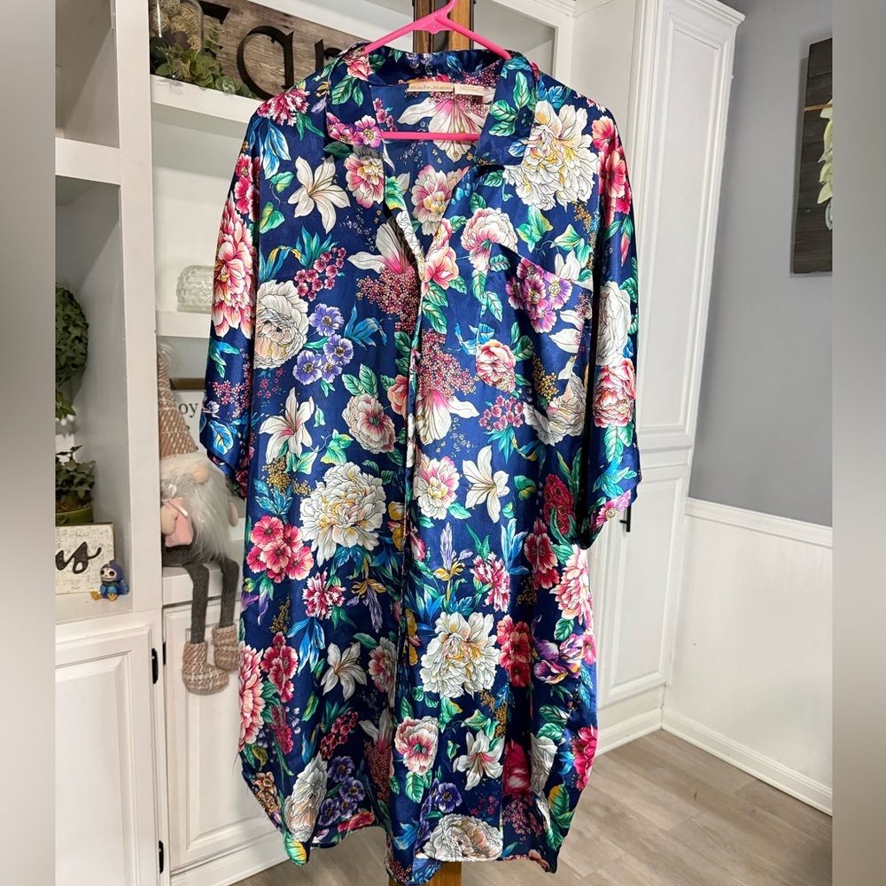 Lange Floral Kimono with Blue and Pink Details